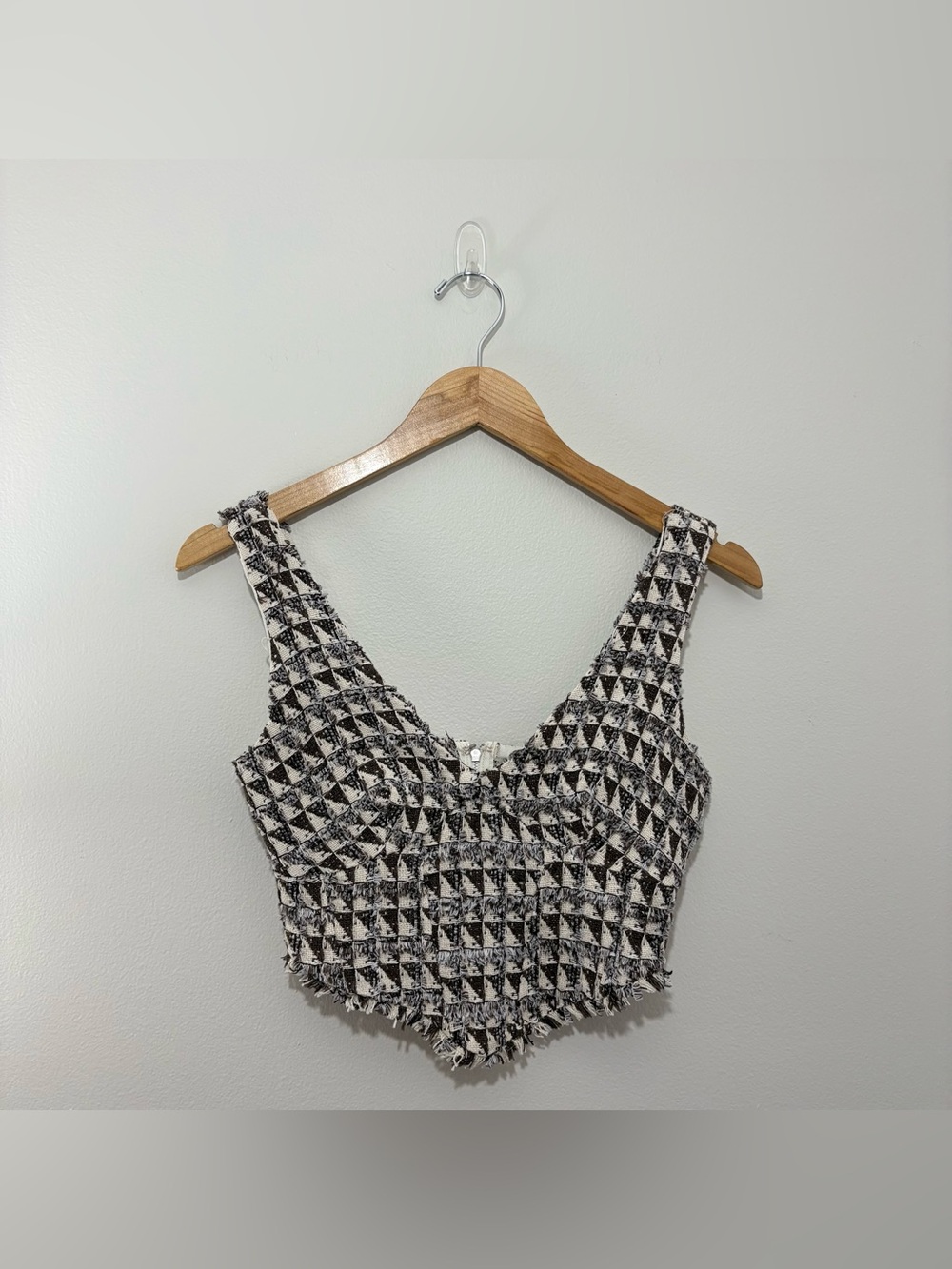 NWT Everyday Chic Boutique “You’re A Gem” woven geometric plunge crop top (XS)